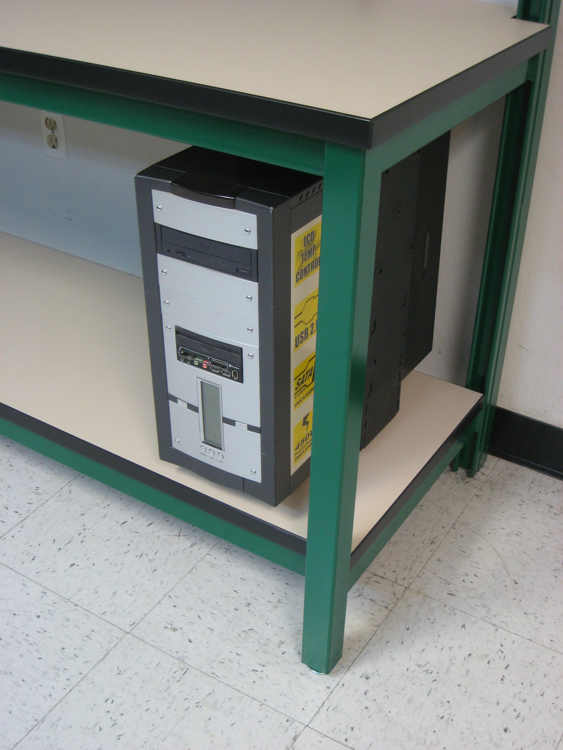 IMG_8035 RDM-ACCY-WB-CPU-ART-01 Articulating CPU Holder - Main Position