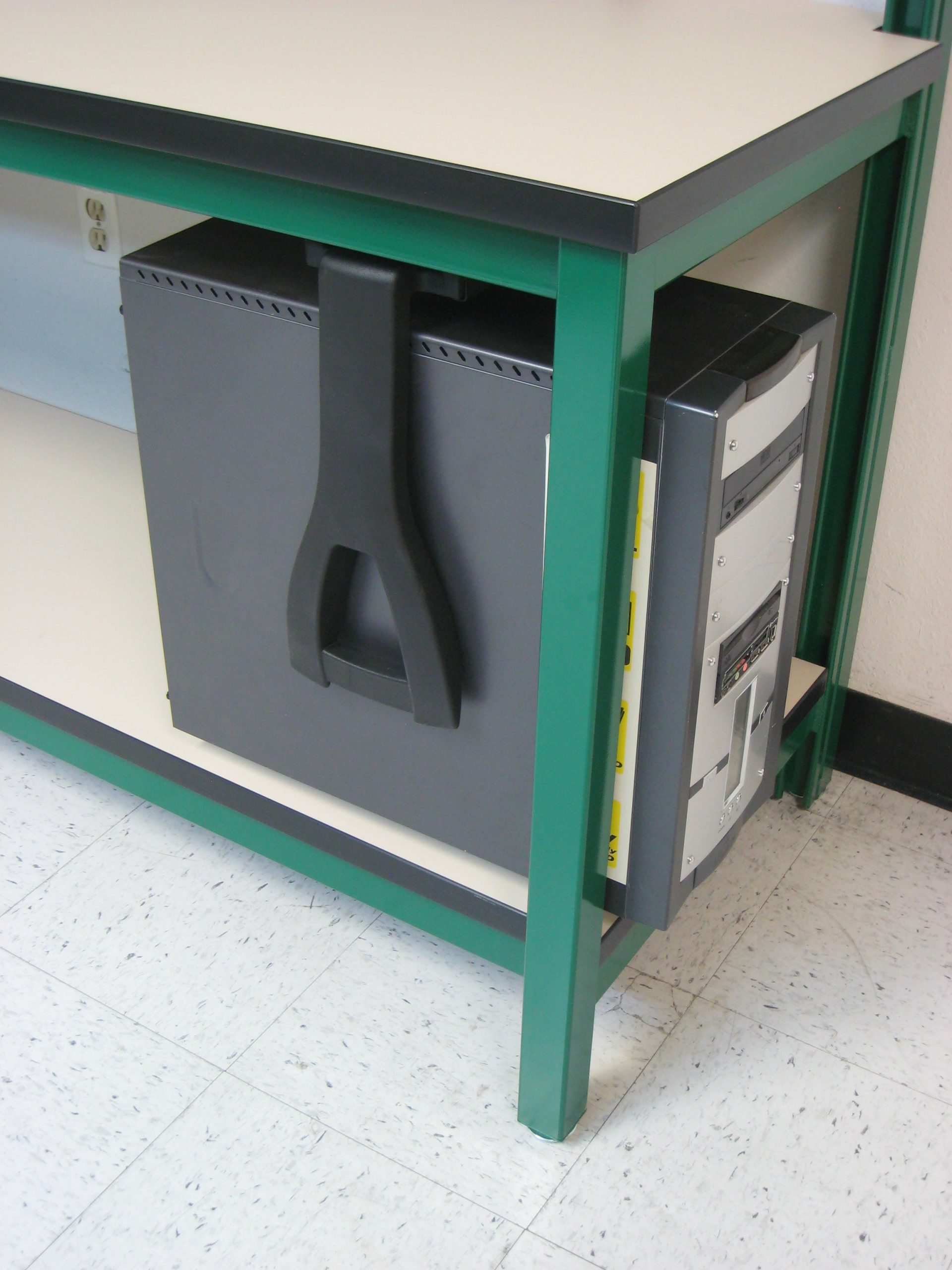 IMG_8044 RDM-ACCY-WB-CPU-ART-01 Articulating CPU Holder - Rotated Left Side